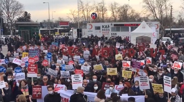 Kadıköy’de ‘Geççek’ şarkısı eşliğinde ‘Geçinemiyoruz’ eylemi