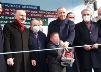 ‘Kürsüye çıkan çocuk’ ilk değil: İşte mitinglerde Erdoğan’ın tepki çeken hamleleri!