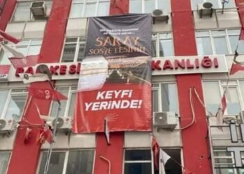 CHP’nin astığı afişler ‘Cumhurbaşkanına hakaret’ gerekçesiyle toplatıldı