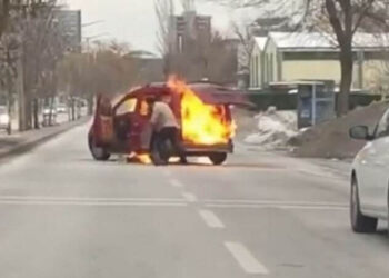 Yol ortasında aracını yaktı