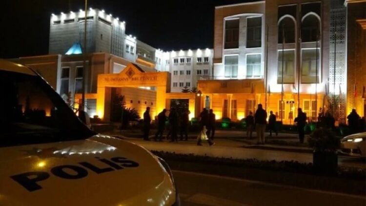 Belediye binasına silahlı saldırı! Polis alarma geçti