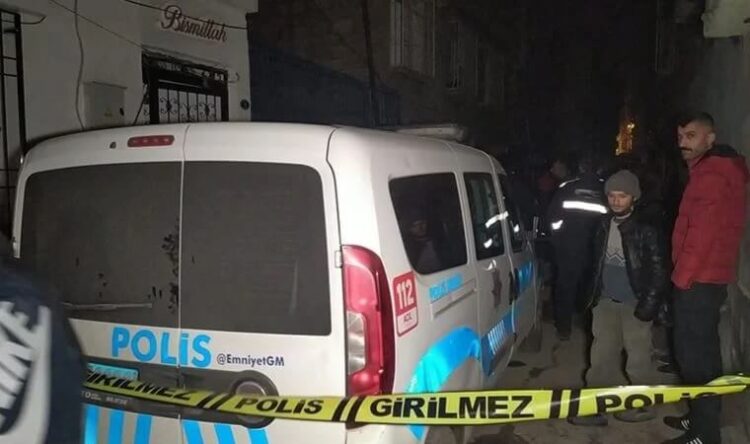 Anneanne, kızı ve torunu evde ölü bulundu