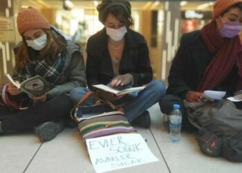 Kadınlardan oturma eylemi: ‘AVM’ler sıcak, evlerimiz soğuk’