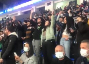 Anadolu Efes tribününde eylem: Direnen Migros depo ne istersen iste…