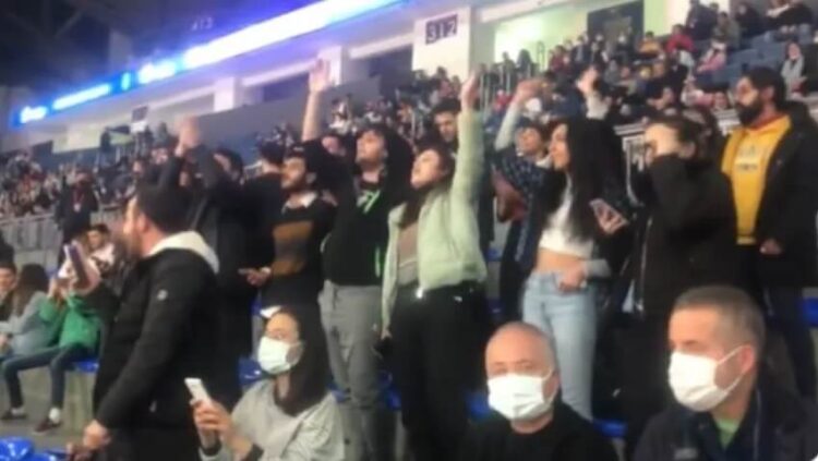 Anadolu Efes tribününde eylem: Direnen Migros depo ne istersen iste…