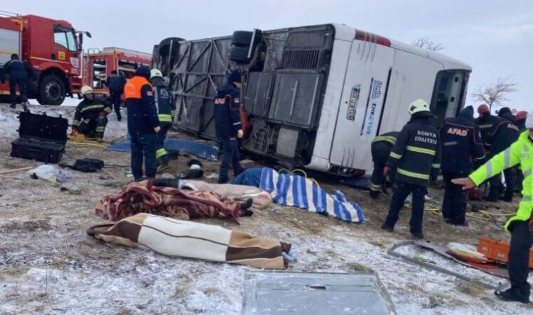 Tur otobüsü devrildi: Çok sayıda ölü ve yaralı var
