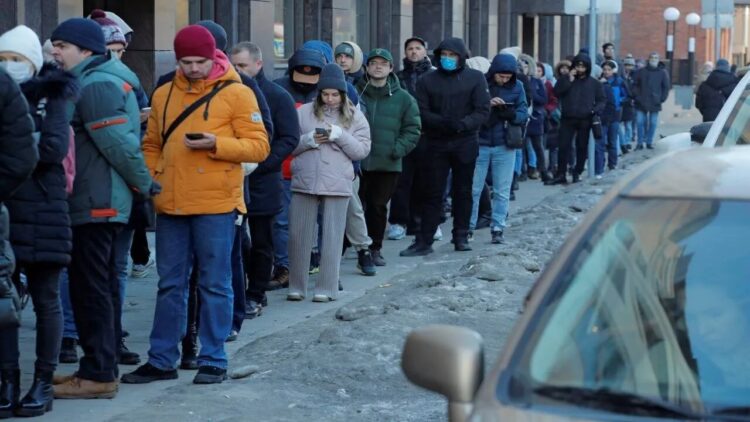 Rus bankalarında SWIFT kuyrukları: ‘Herkes nakit çekmeye çalışıyor’