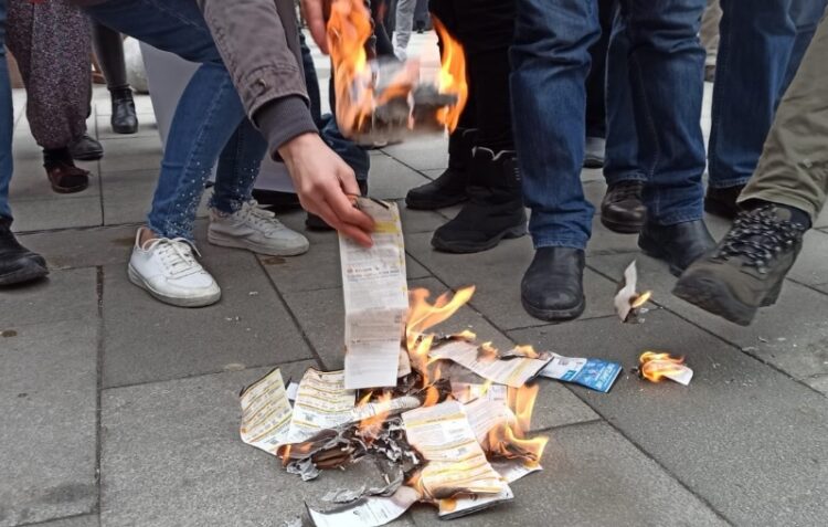 HKP, zamları fatura yakarak protesto etti
