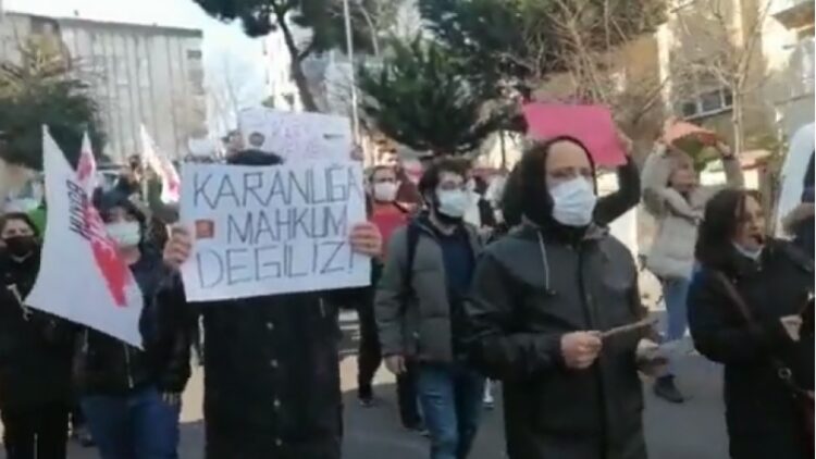 Kartal’da yurttaşlar elektrik faturalarına karşı sokağa çıktı