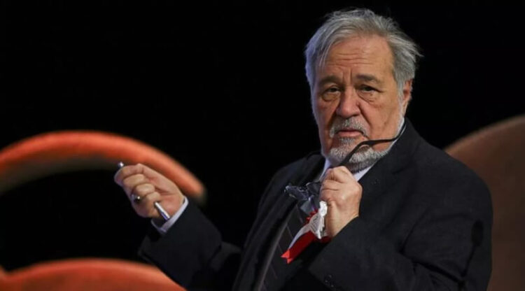 ’10 yaşındaki çocuğa böyle kel alaka siyasi laf tekrarlatıp gülmek zevzekliktir!’