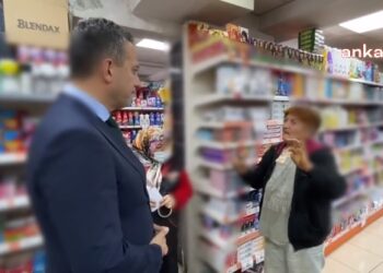 CHP’li Başarır’ın dinlediği yurttaş, “Bayat ekmek aldım, taze ekmek alamıyorum. 4 kişiyiz” dedi