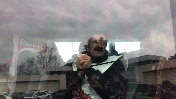 Kelepçeli elleriyle gözyaşlarını silmeye çalışan Migros işçisi: Bir ekmeği bize çok gördüler