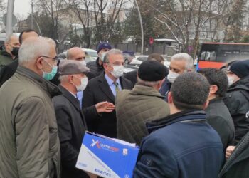 Öğretmenlik Meslek Kanunu’na itiraz dilekçelerini Meclis’e vermek isteyen eğitimcilere polis müdahalesi