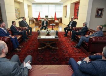 Bir aşiret daha CHP’ye katıldı! Rozeti Kılıçdaroğlu taktı