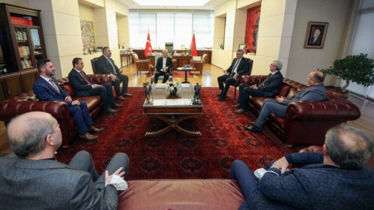 Bir aşiret daha CHP’ye katıldı! Rozeti Kılıçdaroğlu taktı