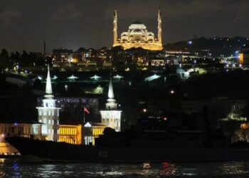 Boğaz’da hareketlilik! Savaş gemileri peş peşe geçti