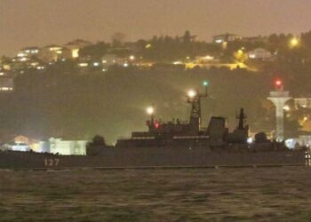 Boğazlarda endişe yaratan hareketlilik: Savaş gemileri ilerliyor