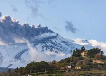Etna Yanardağı yeniden faaliyete geçti