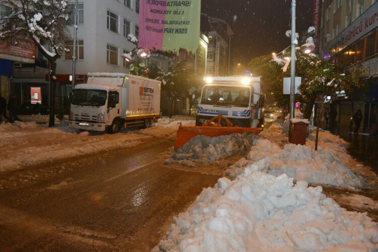 Ispartalılar tepkili: Elektrik kesintisi sürüyor, evdeki hastalar sorun yaşıyor