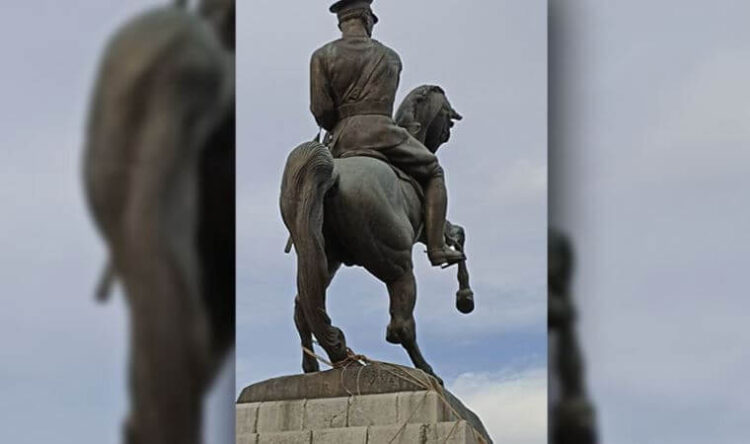 Atatürk Anıtı’na saldırı!