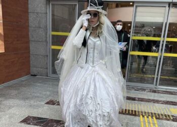 Duruşmaya gelinlikle gitti