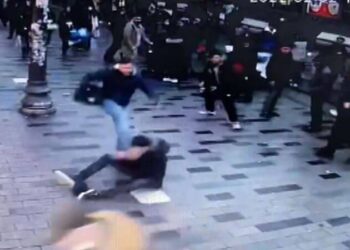 Parfümcü terörü: Turisti tekmeleyip başında şişe parçaladılar