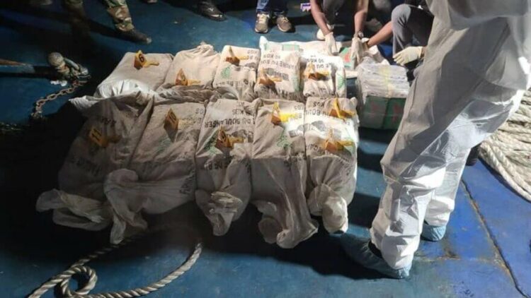 Türk bayraklı teknede yarım ton kokain ele geçirildi