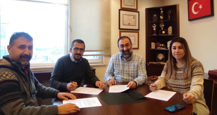 Türkiye’de sendikanın olduğu tek radyo kuruluşu olan YÖN Radyo’da 3’üncü dönem TİS imzalandı