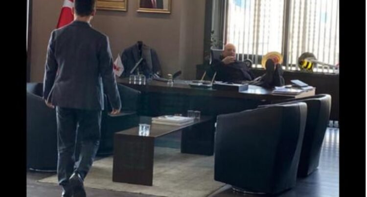 Ümraniye Belediye Başkan Yardımcısının odasına silahlı baskın