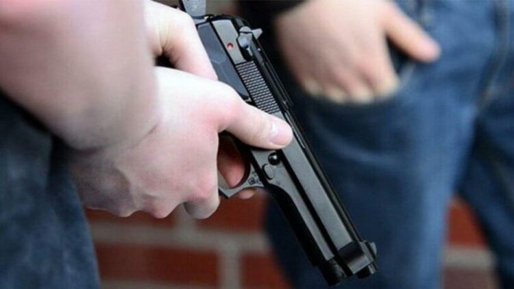 Ruhsatsız tabancasını temizlerken kendisini, kızını ve yeğenini vurdu