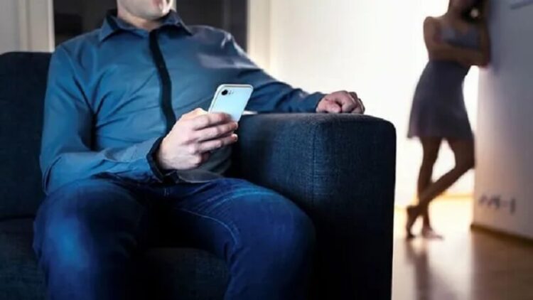 Arızalı telefondan yasak aşk çıktı: Eşi, en yakın arkadaşıyla aldattı!