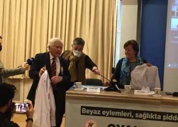 Çamura bulanan önlüğünü İstanbul Tabip Odası’na emanet etti