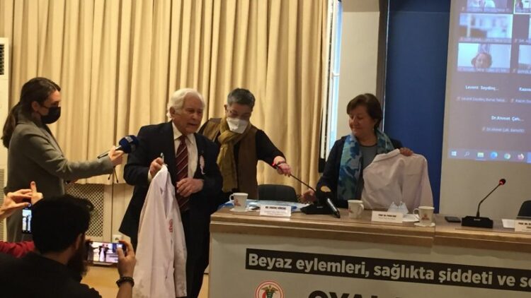 Çamura bulanan önlüğünü İstanbul Tabip Odası’na emanet etti