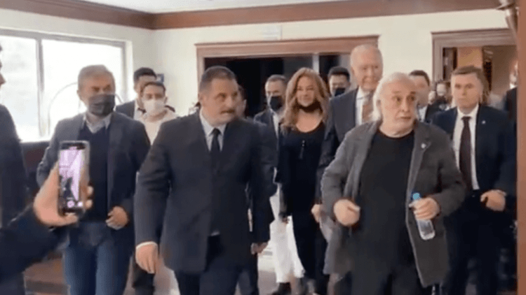 Adaylığını açıklamıştı: Uğur Dündar salona Müjdat Gezen ve Aykut Kocaman ile girdi