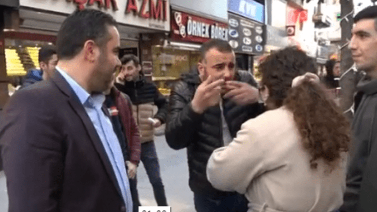 Sokak röportajı yapan gazetecilere saldırı