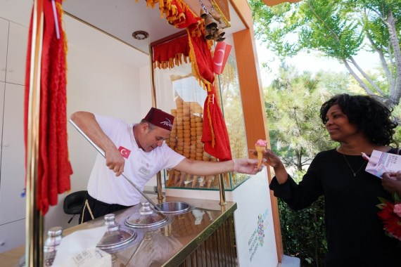 Türk satıcı, Maraş dondurmasının lezzetini Çin’de yaymaya devam ediyor