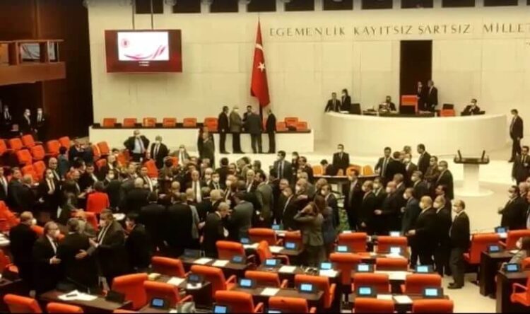 Meclis Karıştı: CHP’li milletvekiline yumruklu saldırı!