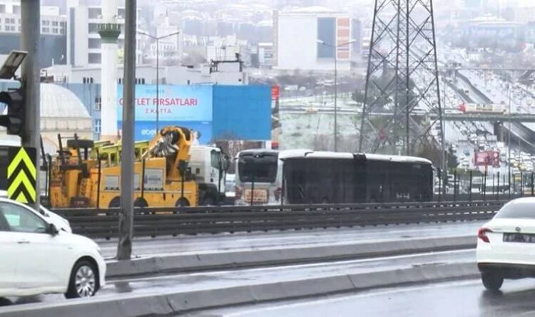 Haramidere’de metrobüs kazası: Yaralılar var