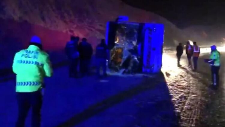 Sivas’ta yolcu otobüsü devrildi: 8’i ağır 34 yaralı