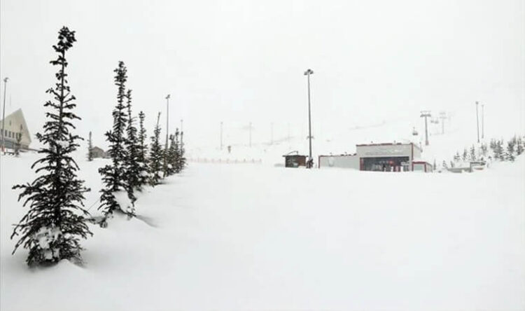 Kar 140 santimetreye ulaştı, ziyaretçiler akın etti