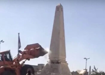 Dozerle yıkmaya çalıştılar! Türk Şehitlik Anıtı’na çirkin saldırı