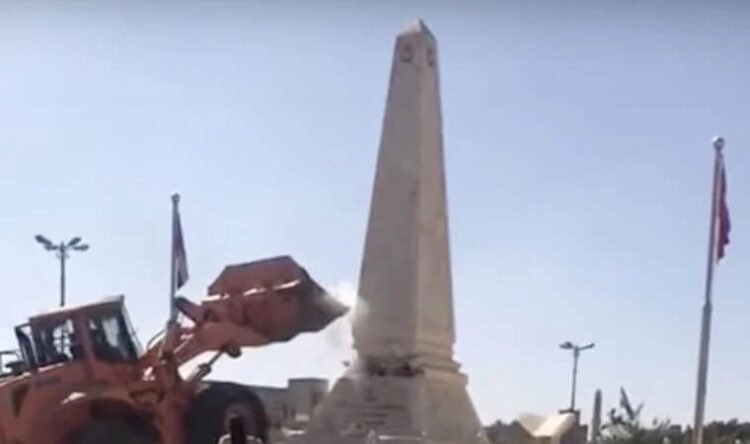 Dozerle yıkmaya çalıştılar! Türk Şehitlik Anıtı’na çirkin saldırı