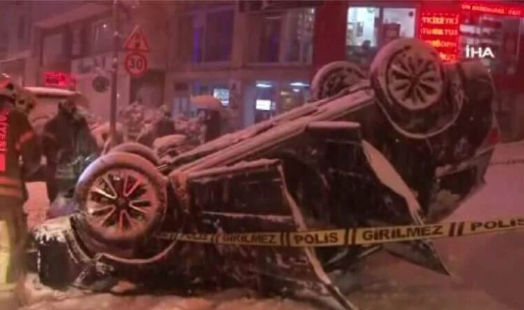 Şişli’de kayganlaşan yolda kayan araç takla attı