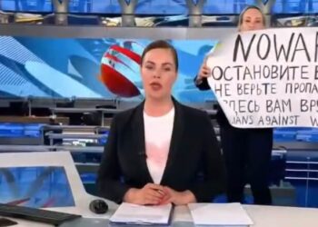 Rusya devlet televizyonu canlı yayınında savaş karşıtı protesto