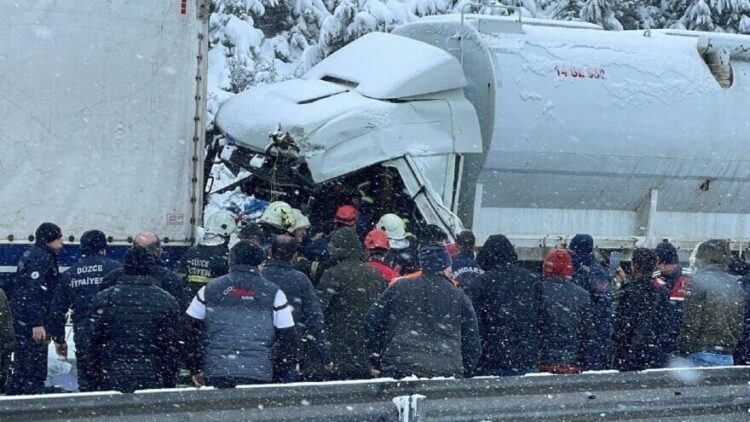 32 araç birbirine girdi! İstanbul-Ankara yolu kapandı