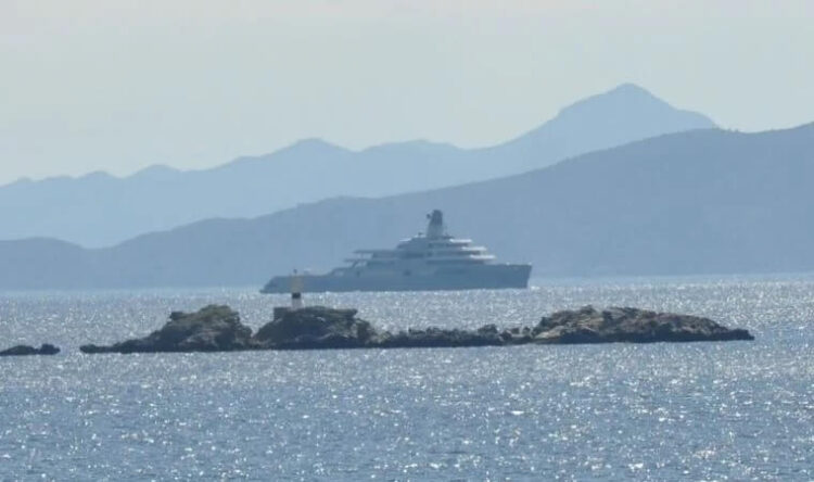 Rus milyarder Abramoviç’in yatı, Datça açıklarında