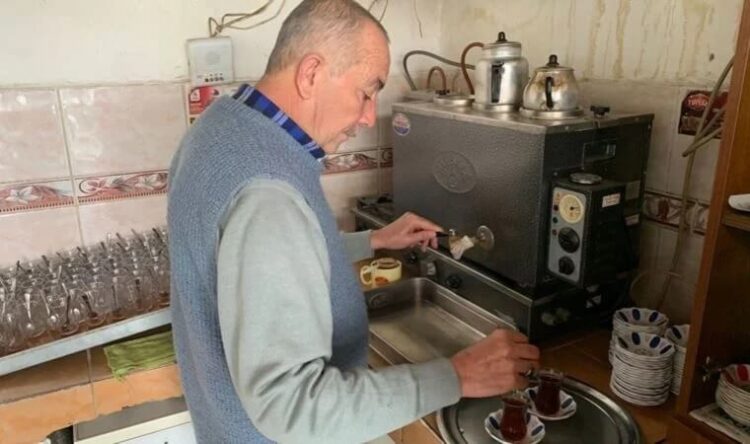 Bir zamanların belediye başkanı şimdinin çaycısı