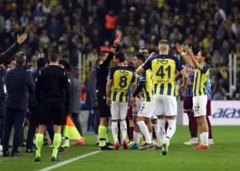 Fenerbahçe-Trabzonspor maçında hakeme saldırı girişimi