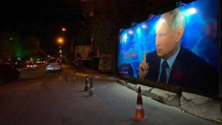 Bağdat’ta ‘Rusya’yı destekliyoruz’ yazılı dev Putin posteri asıldı