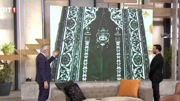 TRT 1 ekranlarında ilginç anlar: Seccadede ‘şeytan’ aradılar
